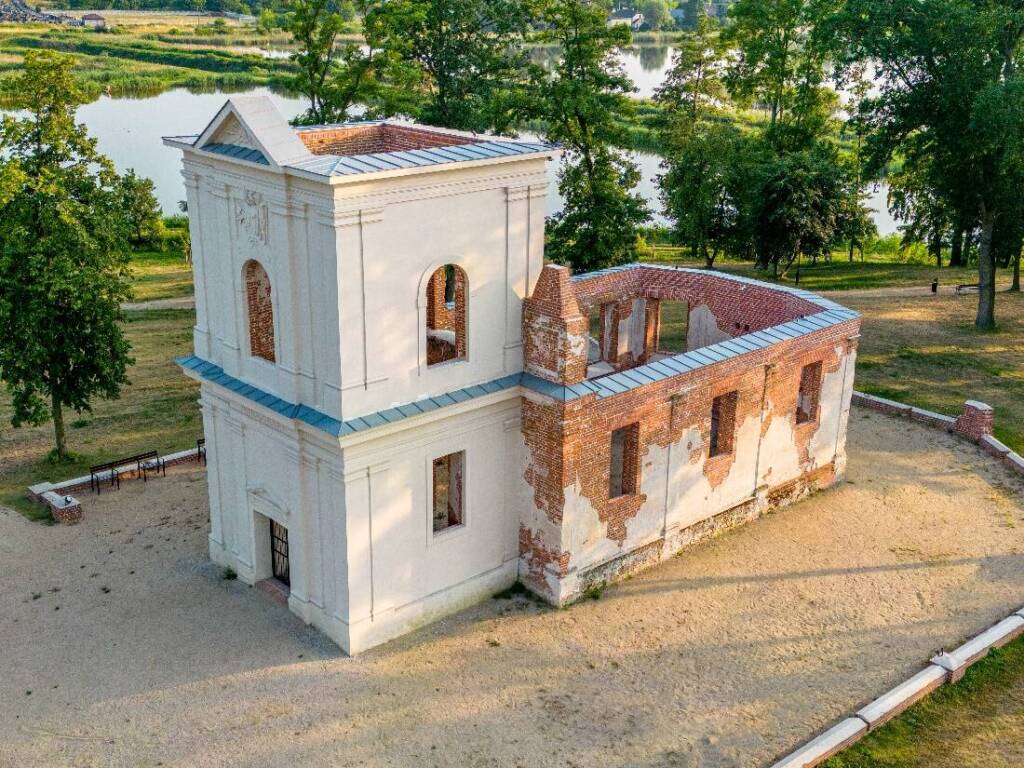 Wyremontowane w 2019 roku ruiny budynku zboru kalwińskiego w Piaskach k. Lublina